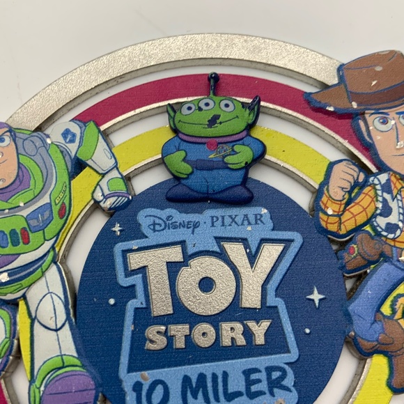 Disney World Toy Story Run 10 Mile Springtime Surprise Spinner Aliens 2023 Medal - Picture 5 of 12